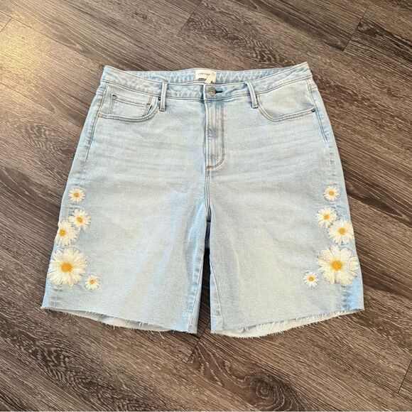 Driftwood Bermuda 9" Embroidered Daisy Short New - Picture 1 of 9